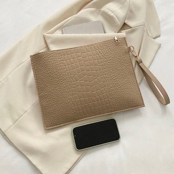 Crocodile embossed square clutch - Picture 4 of 4